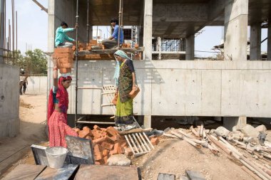 Kadınlar inşaat sahasında kısa bir aradan sonra işlerine geri dönüyorlar, Ahmedabad, Gujarat, Hindistan 