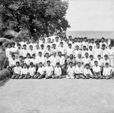 Hindistan 'da 1900' lü yılların siyah-beyaz Hint okul çocuklarının öğretmenler grubu fotoğrafı. 
