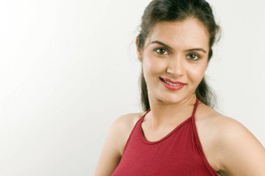 Güzel, genç, kızıl dudaklı Hintli kadın.