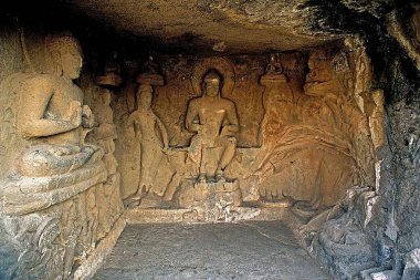 Mağara tapınağındaki Buda heykelleri MÖ 1. yüzyıldan 2. yüzyıla kadar Hinyana pandav mağaraları; Satavahana; Nasik; Maharashtra; Hindistan