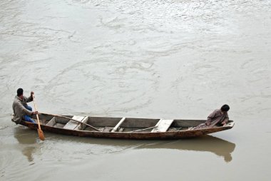 Kaşmirli kayık jhelum nehrinde, Baramulla, Jammu ve Kaşmir, Hindistan 7-Nisan-2008 