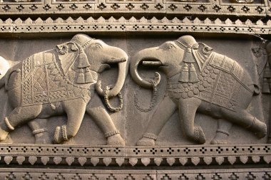 Narmada nehrinin Ahilayabai ghat 'ına inşa edilen Ahilayabai tapınağının duvarına, Indore Hanedanı' nın en güçlü hükümdarlarından biri olan Ahilayabai 'den sonra, hoş geldin işareti olarak çelenkleri kazınmış iki fil kondu. 