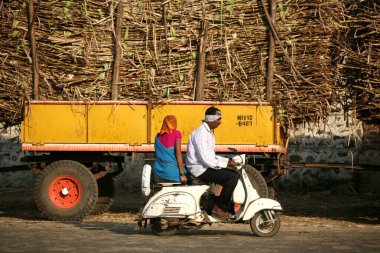 İki tekerlekli bir çift, Sangli, Maharashtra, Hindistan 