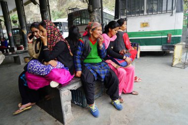 Otobüs durağında bekleyen Himachali kadınları, Banjar kasabası, Tirthan Vadisi, Kullu, Himachal Pradesh, Hindistan, Asya