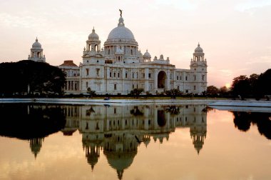 Günbatımında Victoria Memorial yansıması; Kolkata; Batı Bengal; Hindistan