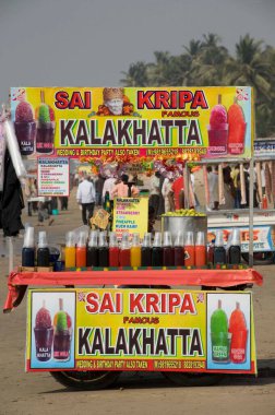 Juhu Sahili Mumbai Hindistan 'ında renkli şişelerle buz Gola. 