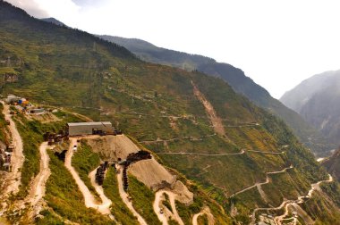 Badrinath uttarakhand, Hindistan 'daki dağ yolu. 