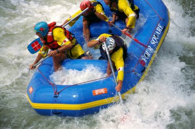 Raftingler beyaz su raftingindeki sandalda, Devprayer to Rishikesh, Uttaranchal, Hindistan