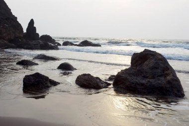 Ratnagiri 'deki Boulders Bhate plajı; Maharashtra; Hindistan