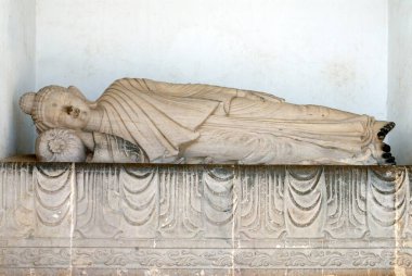 Uyuyan Buda 'nın İdolü, Shanti stupa, Dauli Hill, Bhubaneswar, Orissa, Hindistan 