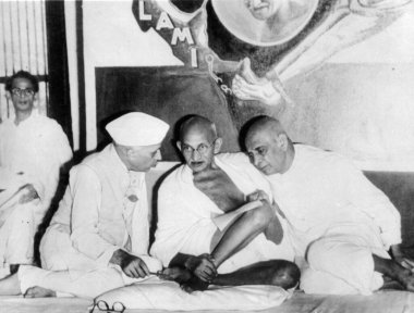 Mahatma Gandhi ve iş arkadaşları Sardar Vallabhbhai Patel ve Jawaharlal Nehru.