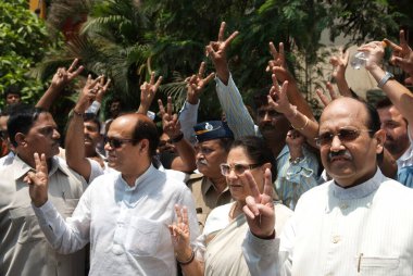 Abu Asim Azmi Jaya Bachchan Amar Singh zafer işareti gösteriyor, Bombay Mumbai, Maharashtra, Hindistan    