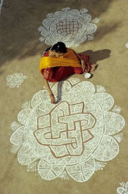 Geleneksel Rangoli Jaisalmer, Rajasthan, Hindistan yolunda.