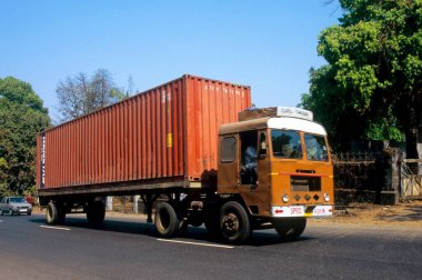 4 numaralı otoyoldaki devasa konteynır, lonavala, pune, maharashtra, Hindistan 