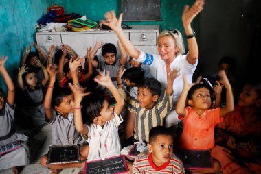 Sabine Christiansen, Amrae 'deki çocuklarla konuşurken Nehru Nagar' daki bir sivil toplum örgütü, Golibar Slum; Santacruz; Bombay Mumbai, Maharashtra, Hindistan   