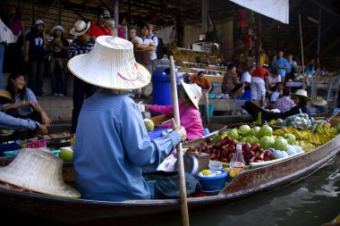 Yüzen pazar, teknede alışveriş, Bangkok, Tayland 