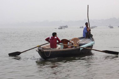 Varanasi Uttar Pradesh Hindistan 'daki Ganga Nehri' nde kayıkçı. 