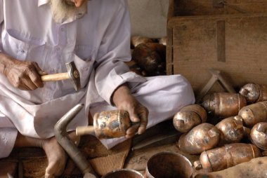 Metal işi olan adam; Kutch; Gujarat; Hindistan