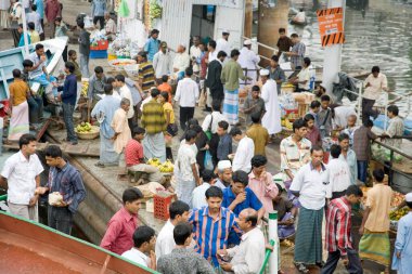 İnsanlar Sadarghat Tekne Terminalinden iniyor, Dhaka, Bangladeş 