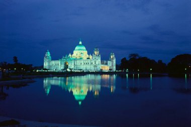 Victoria Memorial 'ın göldeki gece görüntüsü, Kalküta, Batı Bengal, Hindistan