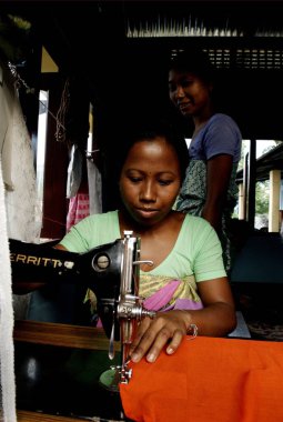 Dikiş makinesinde çalışan kadın; Aksiyon Kuzeydoğu Tröstü (ANT); Bongaigaon; Assam; Hindistan