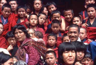 Anne ve Budist rahipler, Tashika jong, Thimphu, Butan 1980 