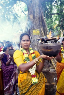 Denizci Festivali 'nde elinde ateş tenceresi tutan kadın, Tamil Nadu, Hindistan    