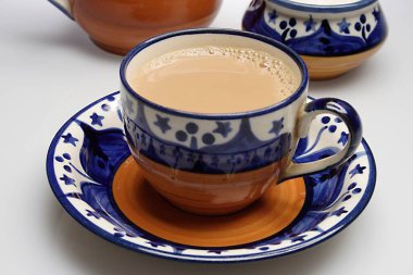 İçecekler, normal sütlü çay, çay setiyle sıcak ve ferahlatıcı.