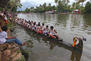 Alleppey Kerala Hindistan 'da Punnamada Gölü' nde tekne yarışı
