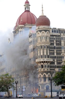 26 Kasım 2008 'de Bombay Mumbai, Maharashtra, Hindistan' da Deccan Mücahitler tarafından gerçekleştirilen terör saldırısından sonra Taj Mahal otelinde yangın çıktı.