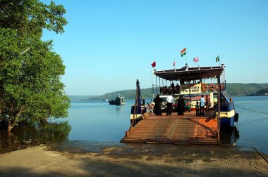 Dapoli, Konkan, Maharashtra, Hindistan yakınlarındaki Dabhol Creek 'te feribot servisi. 