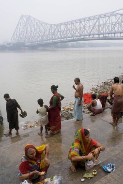 Howrah Köprüsü (Rabindra Setu) Hooghly Nehri üzerinde bir mühendislik mucizesi, büyük kantilever ve geniş köprü; Kolkata; Batı Bengal; Hindistan