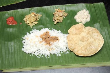 Güney Hint yemekleri muz yaprağı lahanası ve karışık sebzeli Chatni Pappadam Rice ile Kerala 'nın Sambar turşusu ile servis edilir; Hindistan