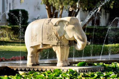 Hindistan 'ın Udaipur şehrindeki Saheliyon Ki bari bahçesindeki mermer fil. 