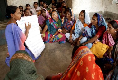 Kırsal kesimdeki kadınlara grafiği açıklayan kadın, Ngo Mahila Vikas Samity, Rajouli, Nawada, Bihar, Hindistan 