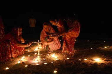 Hindistan 'da Diwali' de kadınlar lamba yakıyor. 
