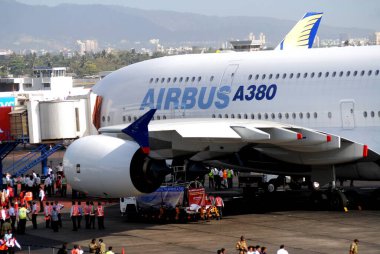 En büyük ticari Airbus A380, 8 Mayıs 2007 'de Bombay Bombay' daki Sahar Havaalanı veya Chatrapati Shivaji Uluslararası Havalimanı 'na indi; Maharashtra, Hindistan 