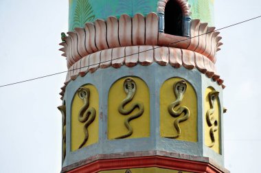 Titreyen kuledeki kobra yılanlarının rahatlatıcı heykelleri, jagdamba tapınağı, rashin, karjat, ahmednagar, Maharashtra, Hindistan, Asya 