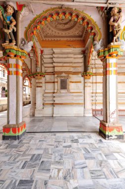 Kemerler ve Sütunlar Swami Narayan Tapınağı Kalupur Ahmedabad Gujarat Hindistan Asya 