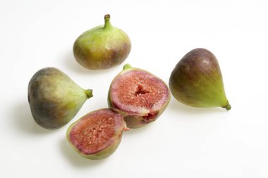 Meyveler, 3 tane tam kesim incir, Ficus Anjir, etli tatlı armut şeklinde sarımsı veya mor meyveli taze yenmiş