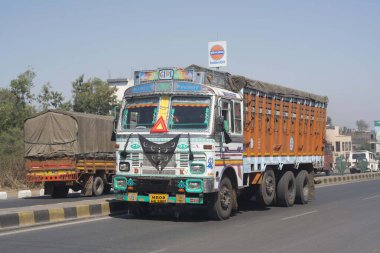 Ulusal otoyolda kamyonlar, pune, maharashtra, Hindistan, Asya
