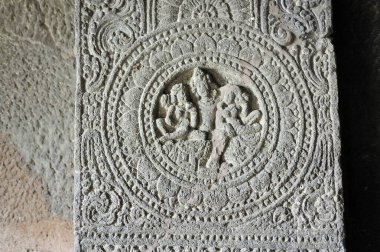 Asya 'daki aurangabad maharashtra mağaralarına oyulmuş taş sütun ellora