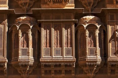 Zarokhas pencere balkonları, Patwon ki Haveli, Jaisalmer, Rajasthan, Hindistan 