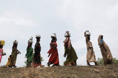 Marathwada 'da su kabı taşıyan kırsal kadınlar; su kıtlığı ve göç; Maharashtra; Hindistan
