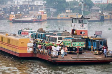 Nakliye, Waterways Feribotu ana ulaşım aracı, bu feribotlar tehlikeli, çoğu zaman aşırı yüklüler, Dhaka, Bangladeş 