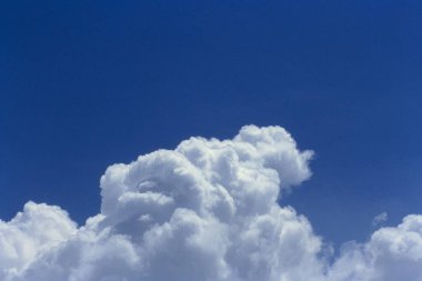 Sabahın erken saatlerinde bulutlar. Beyaz bulutlu mavi gökyüzü