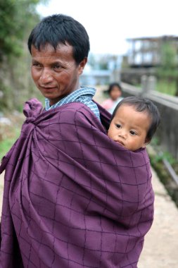 Khasi kabilesinden bir adam çocuğunu sırtında taşıyor, Cherrapunjee, Sohra, Meghalaya, Hindistan   