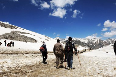 Pilgrim mahagunas ganesh top, amarnath yatra, Jammu Kashmir, Hindistan, Asya 'ya geçer.