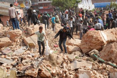 İnsanlar Dharahara, Kathmandu, Nepal, Asya 'daki ölü bedenleri arıyorlar. 