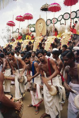 Trichurpooram yoksulluğu, Fillerin önündeki müzisyenler Mücevher Tapınak Festivali, Trichur Thrissur, Kerala, Hindistan 
